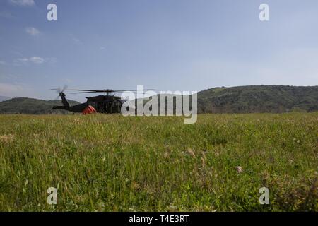 Un UH-60M de l'armée américaine d'hélicoptères Black Hawk de l'armée affectés à la Garde nationale de Californie du 1er Bataillon d'hélicoptères d'assaut, 140e Régiment d'aviation, à base d'entraînement de forces interarmées, Los Alamitos, des terres dans un champ près d'Irvine Lake pendant un vol d'entraînement, le 19 mars 2019, à Orange County, en Californie. Le vol a donné l'occasion aux pilotes de familiarisation pratique et godet en vol avec des charges externes. Banque D'Images