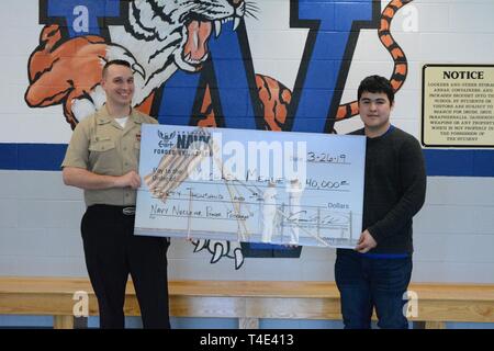 Marin futur Michael Meade accepte son enrôlement de 40 000 $ de bonus Mate Machiniste (nucléaire, sous-marin) Première catégorie de subvention McKee, acquisition de talents Marine Group Nashville's domaine nucléaire à Waverly coordonnateur Central High School à Waverly, Tennessee Le 26 mars 2019. (Marine Banque D'Images