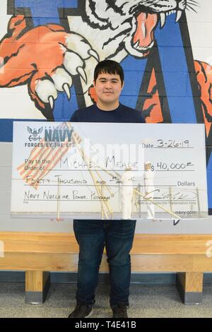 Marin futur Michael Meade accepte son enrôlement de 40 000 $ de bonus sur Waverly Central High School à Waverly, Tennessee Le 26 mars 2019. (Marine Banque D'Images