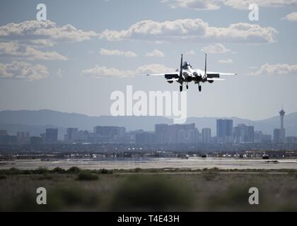 Un F-15SG Strike Eagle du 428e Escadron de chasse 18 mars 2019 terres, au drapeau rouge sur la base aérienne Nellis, Nevada. Drapeau rouge est la premiere au combat air-air exercice d'entraînement. Banque D'Images