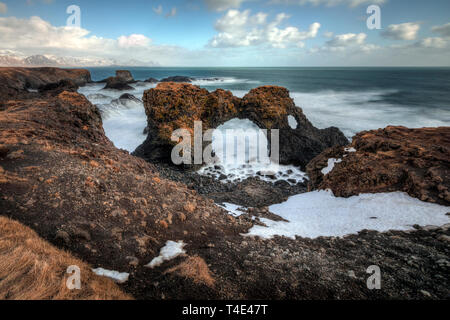 Arnarstapi, Gatklettur, Snaefellsnes, Islande, Europe Banque D'Images
