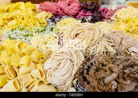 De nombreux types de pâtes italiennes non cuits de diverses couleurs et formes Banque D'Images