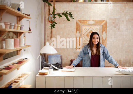 Portrait de femme propriétaire indépendant de l'habillement et la boutique derrière Bureau de vente Banque D'Images