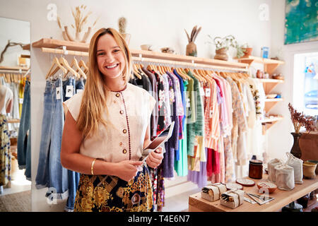 Portrait de femme propriétaire de magasin de cadeaux et de vêtements Banque D'Images