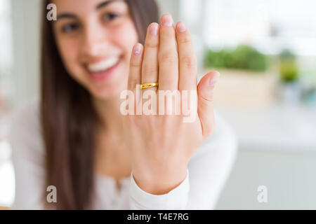 Belle jeune femme montrant main portant la bague alliance mariage Banque D'Images