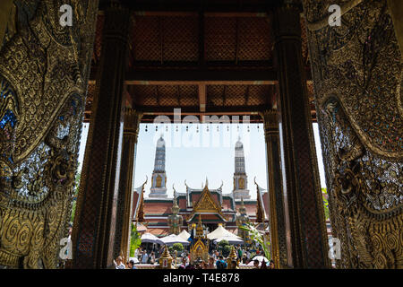 BANGKOK, THAÏLANDE - Mars 2019 : des foules de touristes marcher en face de temple du Bouddha Émeraude à Grand Palais. Banque D'Images