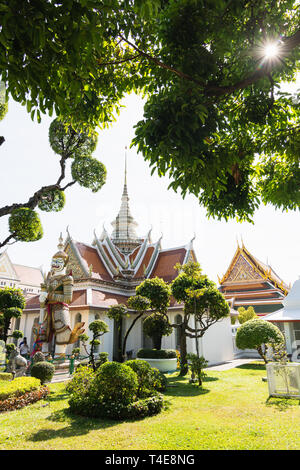 Coordination hall at Wat Arun à Bangkok, Thaïlande. Orientation verticale. Banque D'Images