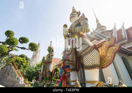 Statue de la mythique la garde à l'entrée de l'hôtel de coordination au Wat Arun à Bangkok, Thaïlande. Banque D'Images