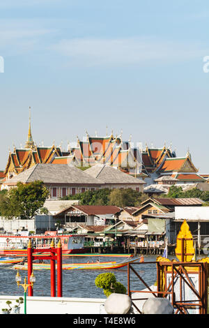 BANGKOK, THAÏLANDE - Mars 2019 : vue sur les toits du temple Wat Pho Bouddha couché complexe. Banque D'Images