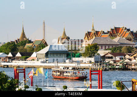 BANGKOK, THAÏLANDE - Mars 2019 : vue sur les toits du temple Wat Pho Bouddha couché complexe. Banque D'Images