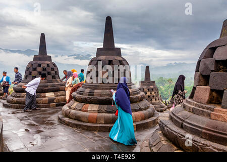 Les touristes visitant domestique indonésienne Borobudur Temple (le plus grand temple bouddhiste de Borobudur), Java, Indonésie Banque D'Images