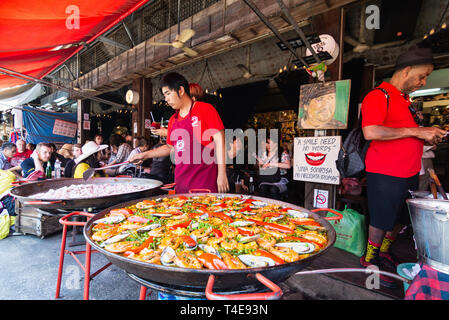 BANGKOK, THAÏLANDE - Mars 2019 : la cuisson des fruits de mer dans les week-end de Chatuchak Market street restaurant. Banque D'Images