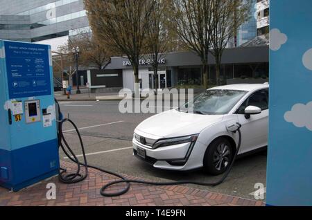 Voitures électriques s'asseoir à l'extérieur des stations de charge dans le centre-ville de Portland, OR. Banque D'Images