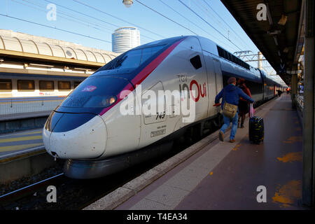 Des gens courir pour attraper le train TGV, un train express à grande vitesse inOui Banque D'Images