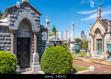 Le cimetière d'Oakland historique et du centre-ville d'Atlanta sur les toits de la ville d'Atlanta, en Géorgie. (USA) Banque D'Images