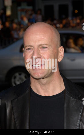 LOS ANGELES, CA. Avril 07, 2004 : l'Acteur Bruce Willis lors de la première mondiale, à Hollywood, de son nouveau film l'ensemble de dix mètres. Banque D'Images