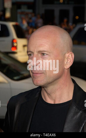 LOS ANGELES, CA. Avril 07, 2004 : l'Acteur Bruce Willis lors de la première mondiale, à Hollywood, de son nouveau film l'ensemble de dix mètres. Banque D'Images