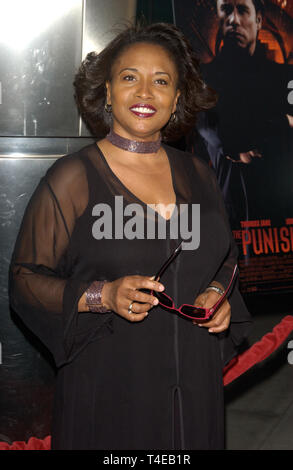 LOS ANGELES, CA. 12 avril 2004 : Jennifer Lewis au Los Angeles première du Punisher. Banque D'Images