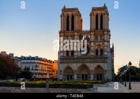 Célèbre façade de la cathédrale Notre-Dame de Paris à Paris, France. Banque D'Images