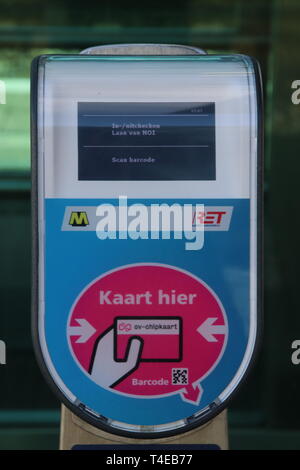 Terminal lecteur de carte de métro et train pour RET NS sur la plate-forme à la gare et la station de tramway Den Haag Laan van NOI dans les Pays-Bas Banque D'Images