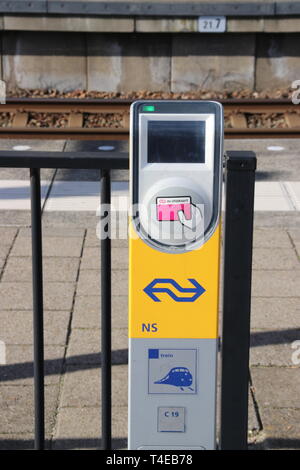 Terminal lecteur de carte de métro et train pour RET NS sur la plate-forme à la gare et la station de tramway Den Haag Laan van NOI dans les Pays-Bas Banque D'Images