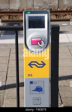 Terminal lecteur de carte de métro et train pour RET NS sur la plate-forme à la gare et la station de tramway Den Haag Laan van NOI dans les Pays-Bas Banque D'Images