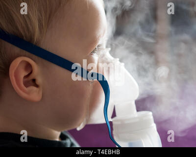 Petit enfant l'inhalation avec masque à oxygène à la maison close up Banque D'Images