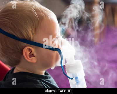 Petit enfant en inhalation avec masque à oxygène Banque D'Images