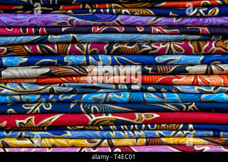 Assortiment de sarongs pour la vente au marché local, île de Bali, Ubud, Indonésie. Close up Banque D'Images