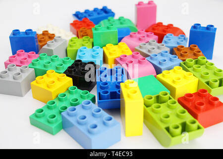 Concepteur de construction pour les enfants. Blocs de construction. Les cubes de différentes couleurs pour les enfants. L'enseignement aux enfants. L'étude de la géométrie. Banque D'Images