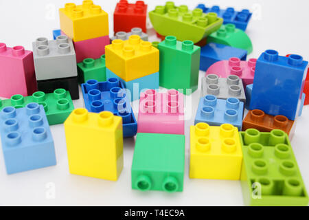 Concepteur de construction pour les enfants. Blocs de construction. Les cubes de différentes couleurs pour les enfants. L'enseignement aux enfants. L'étude de la géométrie. Banque D'Images