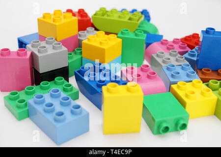 Concepteur de construction pour les enfants. Blocs de construction. Les cubes de différentes couleurs pour les enfants. L'enseignement aux enfants. L'étude de la géométrie. Banque D'Images