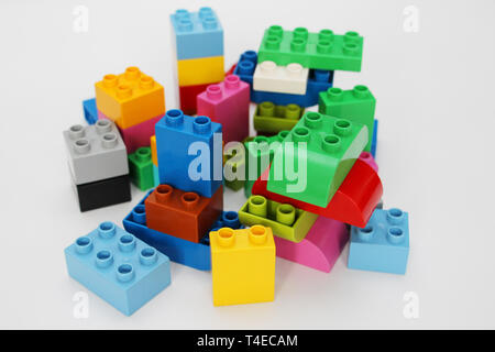 Concepteur de construction pour les enfants. Blocs de construction. Les cubes de différentes couleurs pour les enfants. L'enseignement aux enfants. L'étude de la géométrie. Banque D'Images