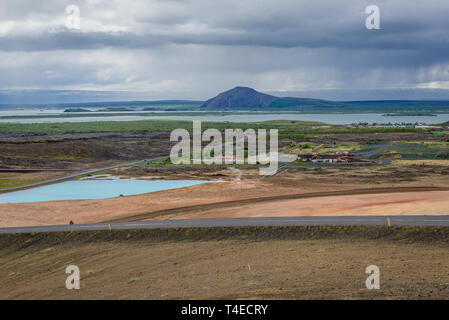 Le lac bleu en zone géothermique Myvatn Reykjahlid en ville dans le nord de l'Islande Banque D'Images