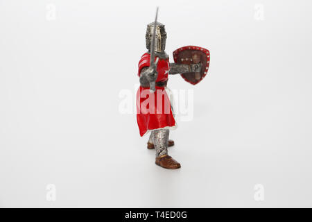 Moscou, RF, 04.09.2019 : Chevalier de Malte sur un fond blanc. Jouet pour enfants. Figurine de collection du chevalier de Malte Banque D'Images