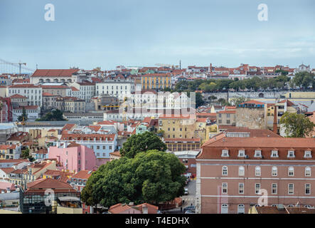 Vue depuis la rue Rua Damasceno Monteiro dans Graca quartiers de Lisbonne, Portugal Banque D'Images