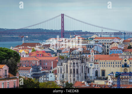 Vue depuis la rue Rua Damasceno Monteiro dans Graca quartiers de Lisbonne, au Portugal avec le pont Ponte 25 de Abril Banque D'Images