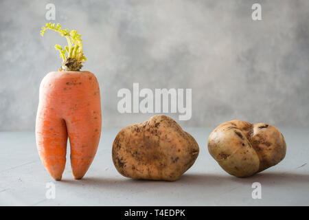 Bio légumes anormaux laid carotte et pommes de terre. L'espace pour le texte. Concept des légumes biologiques. Banque D'Images