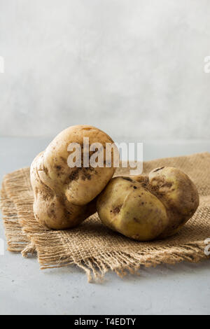 Bio pommes sur laid anormale de béton gris. L'espace pour le texte. Concept des légumes biologiques. Banque D'Images