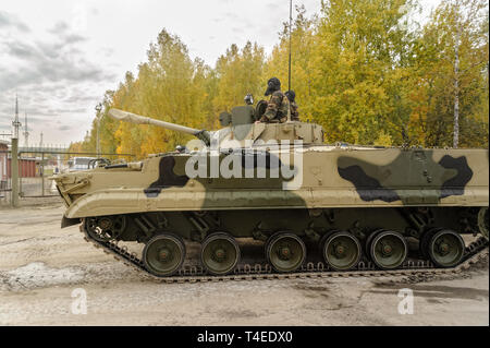 Novosibirsk, Russie - le 25 septembre. 2013 : combat d'infanterie BMP-3M en mouvement. Les bras de la Russie exposition Expo-2013 Banque D'Images