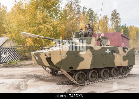 Novosibirsk, Russie - le 25 septembre. 2013 : Airborne tracked armoured personnel carrier BMD-4M avec une protection supplémentaire sur la plage de démonstration. Russ Banque D'Images