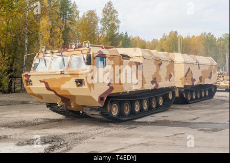 Novosibirsk, Russie - le 25 septembre. 2013 : Transporteur chenillé DT-30P1 en démonstration sur la plage. Les bras de la Russie exposition Expo-2013 Banque D'Images