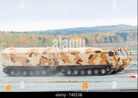 Novosibirsk, Russie - le 25 septembre. 2013 : Transporteur chenillé DT-30P1 en démonstration sur la plage. Les bras de la Russie exposition Expo-2013 Banque D'Images