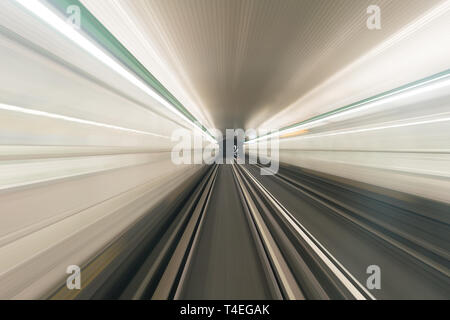 Vue depuis la cabine de l'opérateur de métro long exposure Banque D'Images