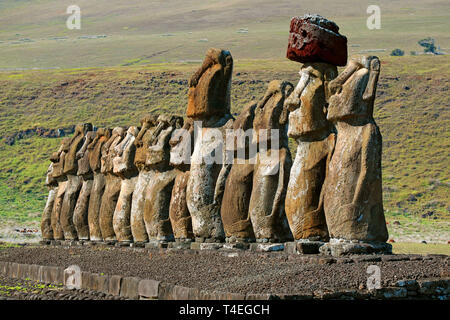 L'emblématique quinze Statues Moai de l'ahu Tongariki plate-forme de cérémonie, site archéologique sur l'île de Pâques, Chili, Amérique du Sud Banque D'Images