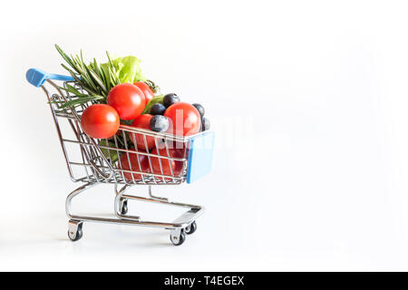 Panier plein de légumes frais d'épicerie isolé sur fond blanc. L'environnement commercial Concept vegan. L'alimentation biologique.