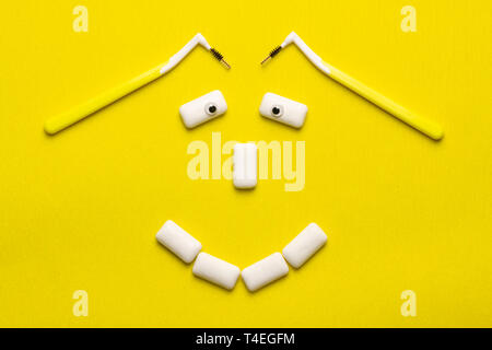 Concept nettoyage accolades avec funny face sourire des gommes à mâcher en forme de plaquettes. Protéger l'émail des dents de la carie ou la plaque. Orthodontie brosses pour clea Banque D'Images