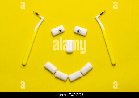 Concept nettoyage accolades avec funny face sourire des gommes à mâcher en forme de plaquettes. Protéger l'émail des dents de la carie ou la plaque. Orthodontie brosses pour clea Banque D'Images