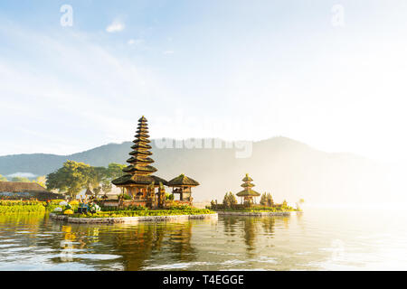 Pura Ulun Danu Beratan lever du soleil au temple à Bali, Indonésie Banque D'Images