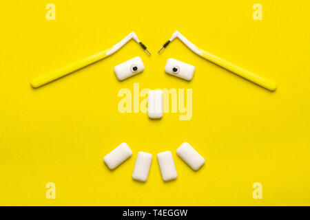 Concept nettoyage accolades avec funny face sourire des gommes à mâcher en forme de plaquettes. Protéger l'émail des dents de la carie ou la plaque. Orthodontie brosses pour clea Banque D'Images